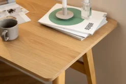 Barnett skrivebord, lak egefiner